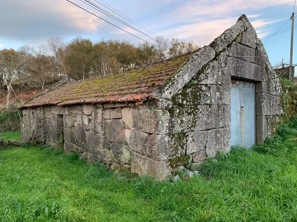 Casa em pedra na zona do Geres com churrasqueira e jardim interior - Image 13